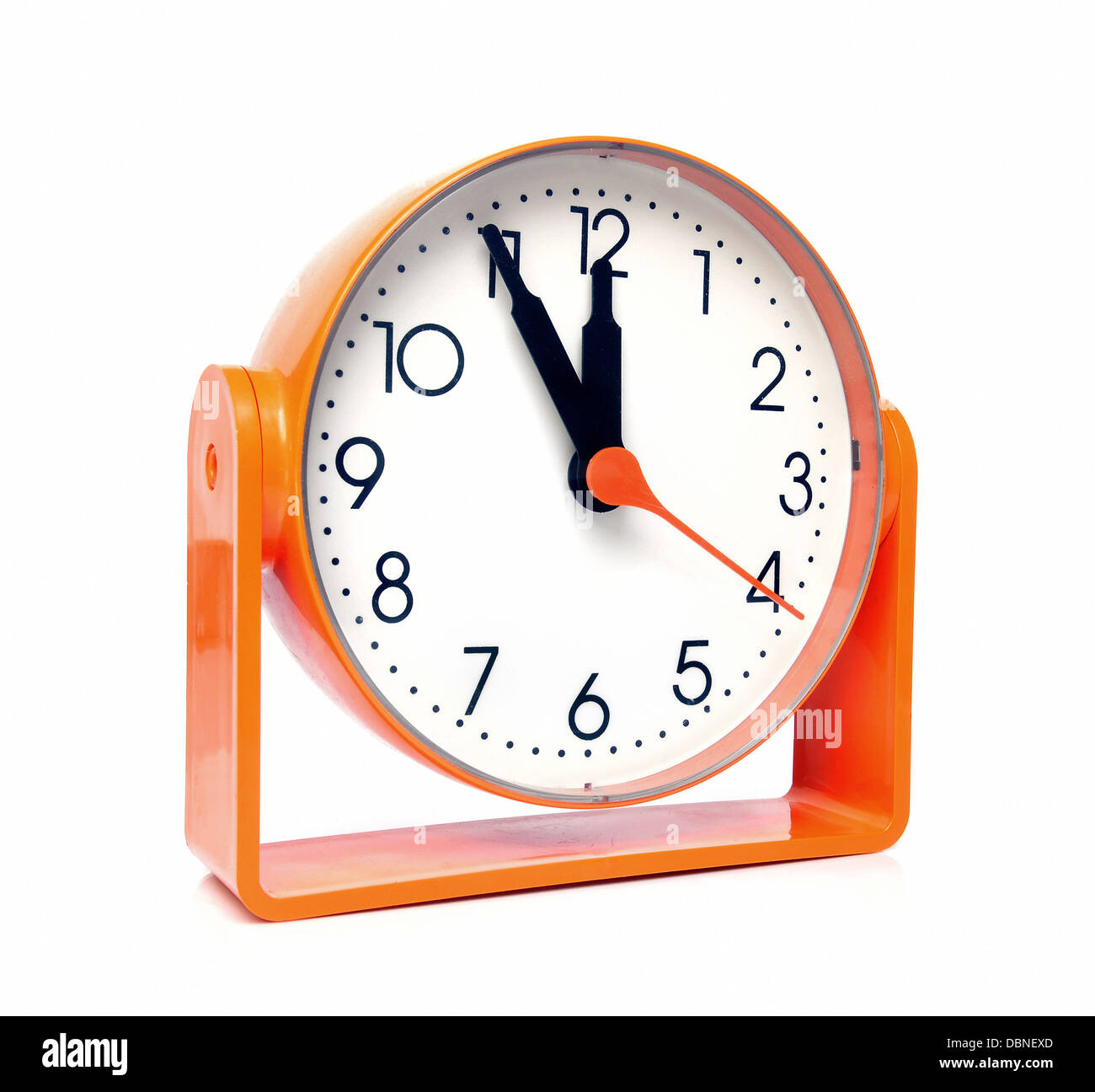 Horloge de couleur orange montre cinq minutes à douze Banque D'Images