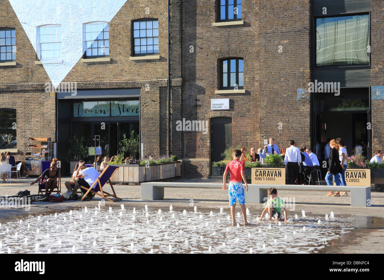 Les bars et restaurants branchés sur Granary Square, NC1, dans la zone de régénération de Kings Cross, au nord de Londres. Banque D'Images