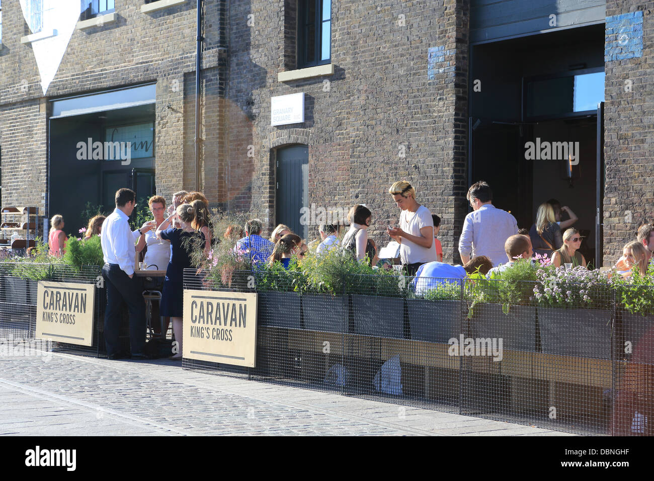 Caravan Kings Cross, un bar branché et restaurant sur place Grenier, NC1, par une chaude soirée d'été, à Londres, Royaume-Uni, Banque D'Images