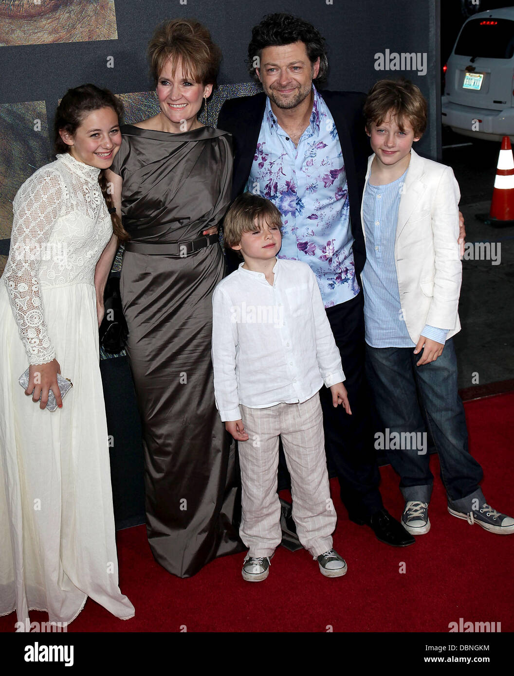 L'acteur Andy Serkis, Lorraine Ashbourne, et les enfants Sonny, Louis et Ruby La première de la 20th Century Fox's 'lieu de la planète des singes" tenue au Grauman's Chinese Theatre - Arrivées Hollywood, Californie - 28.07.11 Banque D'Images