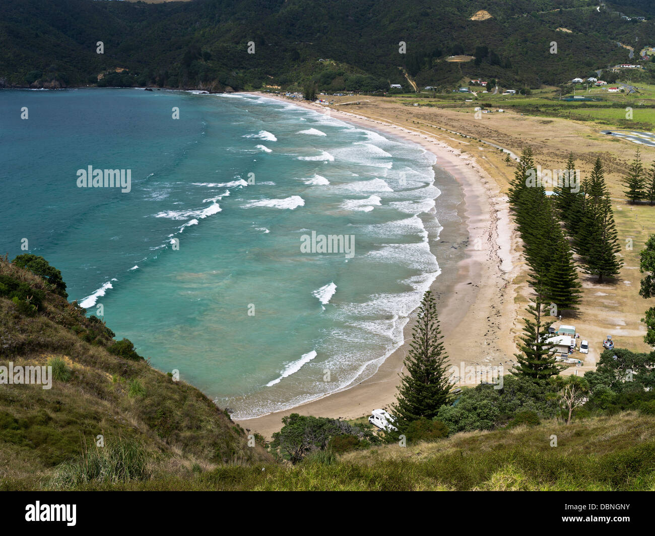 Dh MATAURI BAY NOUVELLE ZÉLANDE surf mer plage de sable fin camping Banque D'Images