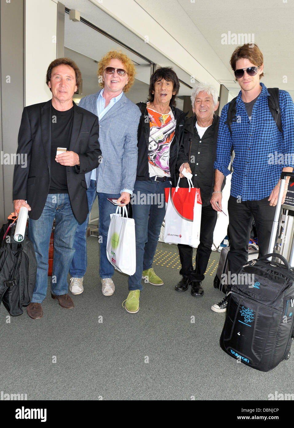 Kenney Jones, Mick Hucknall, Ronnie Wood, Ian McLagan et Jesse Wood les visages arrivent à l'Aéroport International de Narita pour prendre un vol vers Londres Narita, Japon - 31.07.11 Banque D'Images