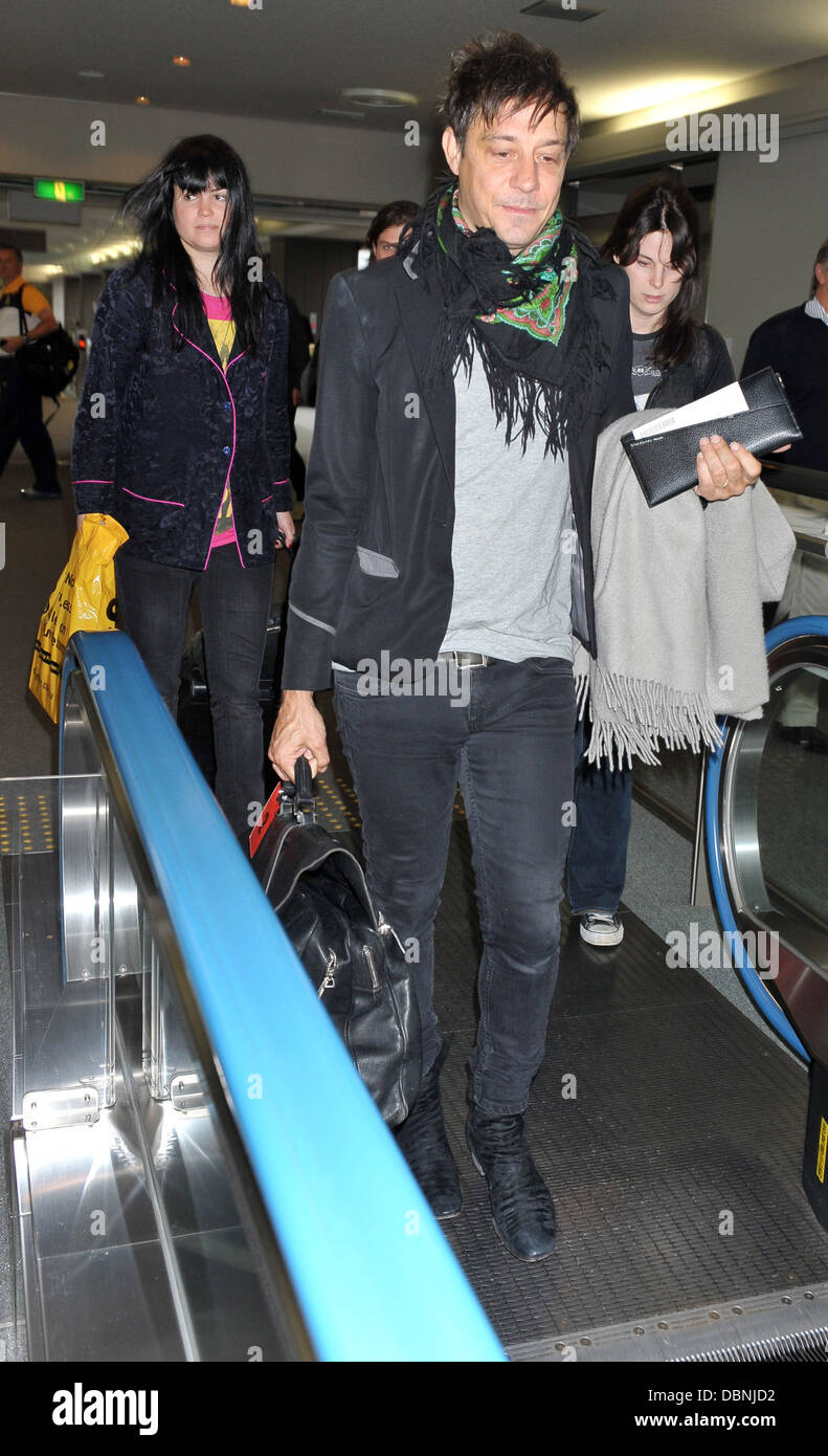 Alison Mosshart et Jamie Hince Le tue arrivent à l'Aéroport International de Narita à titre sur la troisième journée du Fuji Rock Festival Narita, Japon - 31.07.11 Banque D'Images