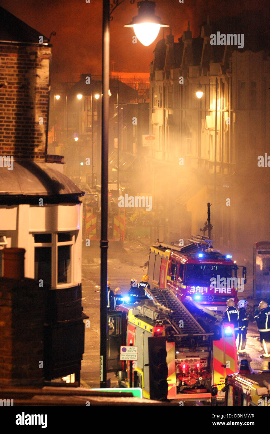 Les émeutiers atmosphère à Tottenham, au nord de Londres, ont mis le feu à des véhicules de police, un bus à impériale et divers magasins après une manifestation devant le commissariat de police local ont tourné à la violence. Les informations faisant état de pillages après la perturbation initiale sont très répandues. 120 manifestants ont marché exigent des réponses après Mark Duggan a été tué par balle à un échange avec les agents de police sur Frida Banque D'Images