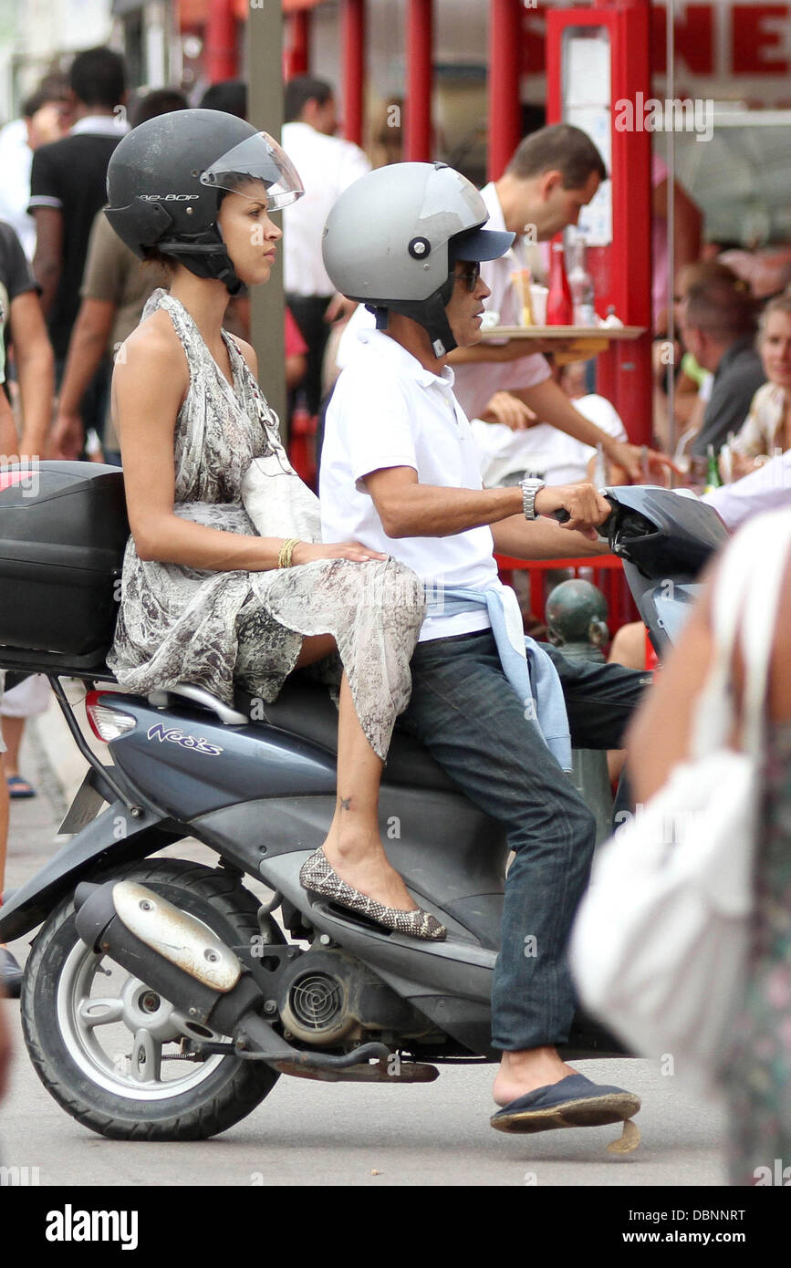 Noémie Lenoir ancien modèle est vu déambulant dans les magasins et