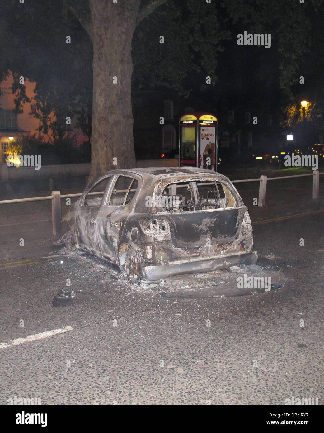 Voitures brûlées à Ealing, à l'ouest de Londres après des émeutes se propager à la banlieue. Les émeutes et les pillages ont éclaté dans tout le Grand Londres et sont maintenant de l'ampleur dans tout le pays après l'assassinat de Mark Duggan par la police à Tottenham, au nord de Londres sur Fr Banque D'Images