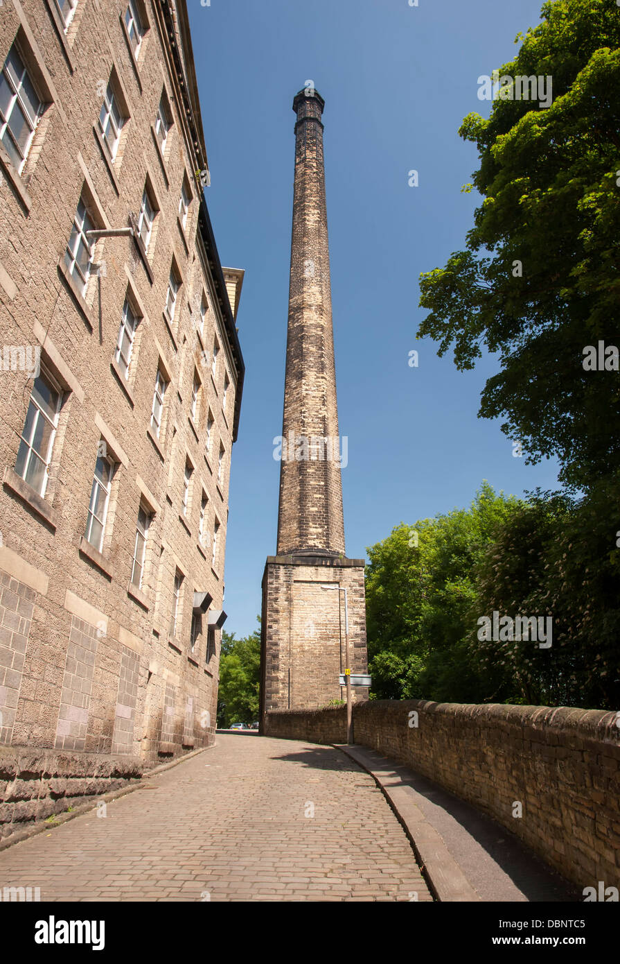 Une imposante cheminée usine victorienne et chaussée pavée à Halifax, West Yorkshire Banque D'Images
