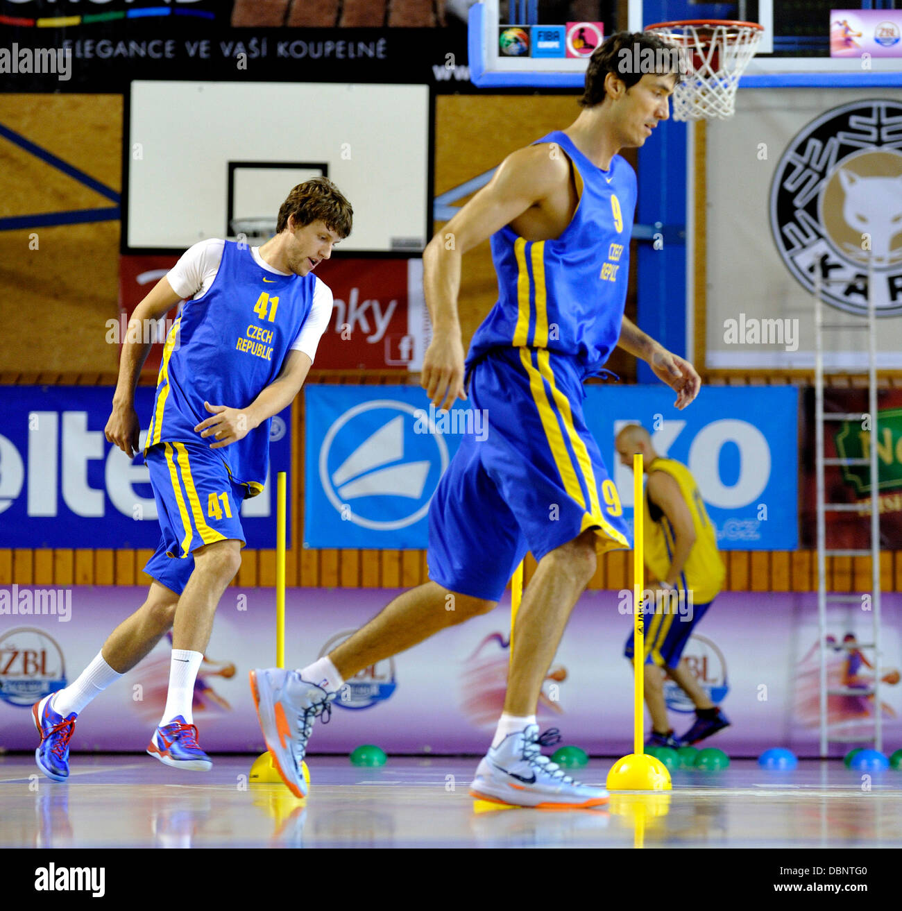 L'équipe nationale de basket-ball tchèque représentée au cours de la formation pour les Championnats d'Europe à Trutnov, République tchèque le 2 août 2013. De gauche Jan Vesely et Jiri Welsch. (CTK Photo/David Tanecek) Banque D'Images