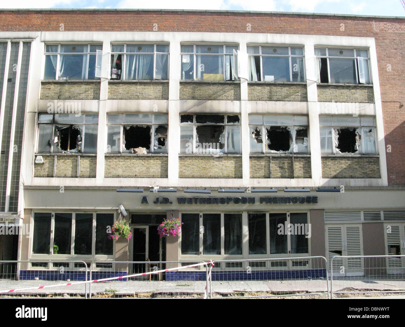 Brisé des fenêtres de JD Wetherspoon pub le lendemain des émeutes à Woolwich, en Angleterre, le 8 août 2011, la police et les équipes de pompiers ont été utilisées au maximum après une troisième nuit d'émeutes et de pillages à travers Grand Londres et régions du Royaume-Uni à la suite de la s Banque D'Images