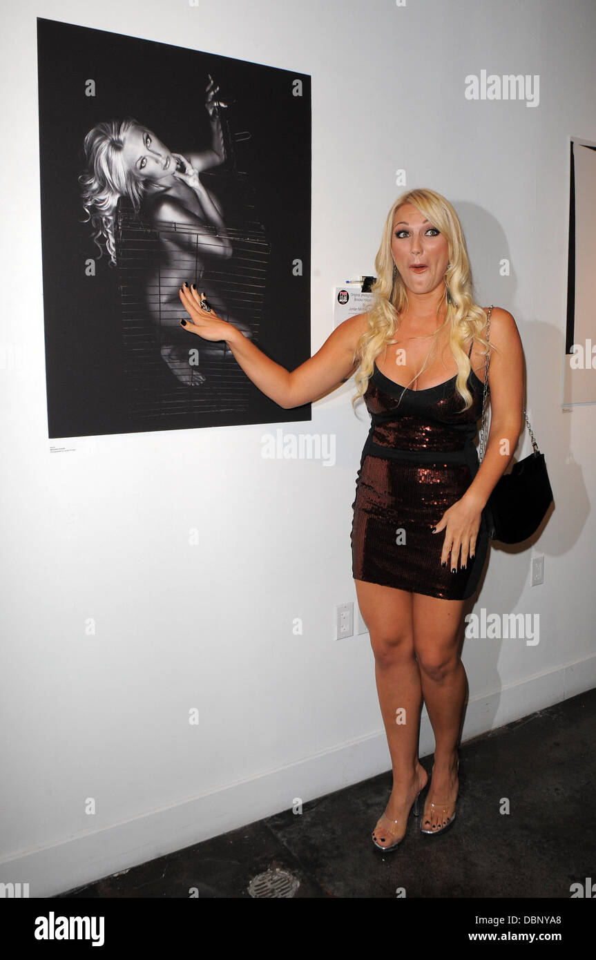 Brooke Hogan assiste à son dévoilement du portrait à la "Les femmes dans la pièce des cages à Cafeina Lounge Miami, Floride. - 11.08.11 Banque D'Images