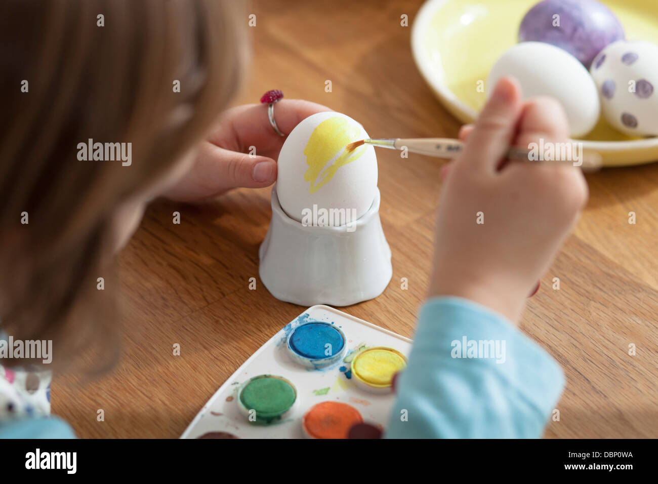 Petite fille d'oeufs de Pâques à colorier, Munich, Bavière, Allemagne Banque D'Images