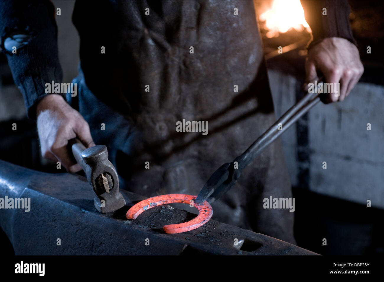 Blacksmith hammering un fer à cheval, Landshut, Bavière, Allemagne Banque D'Images