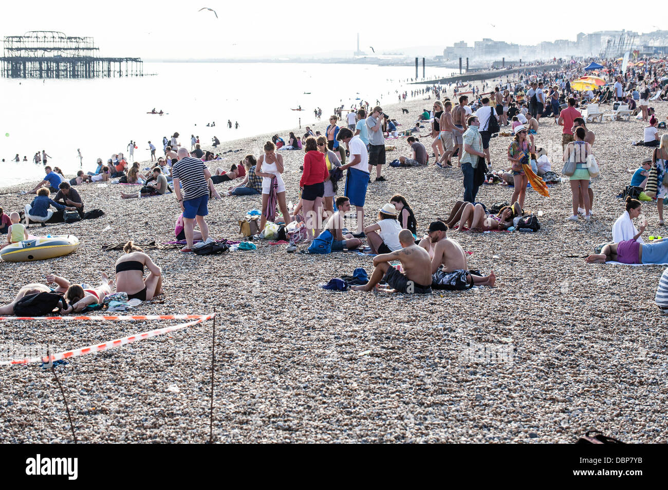 La plage animée, Brighton, England, UK Banque D'Images