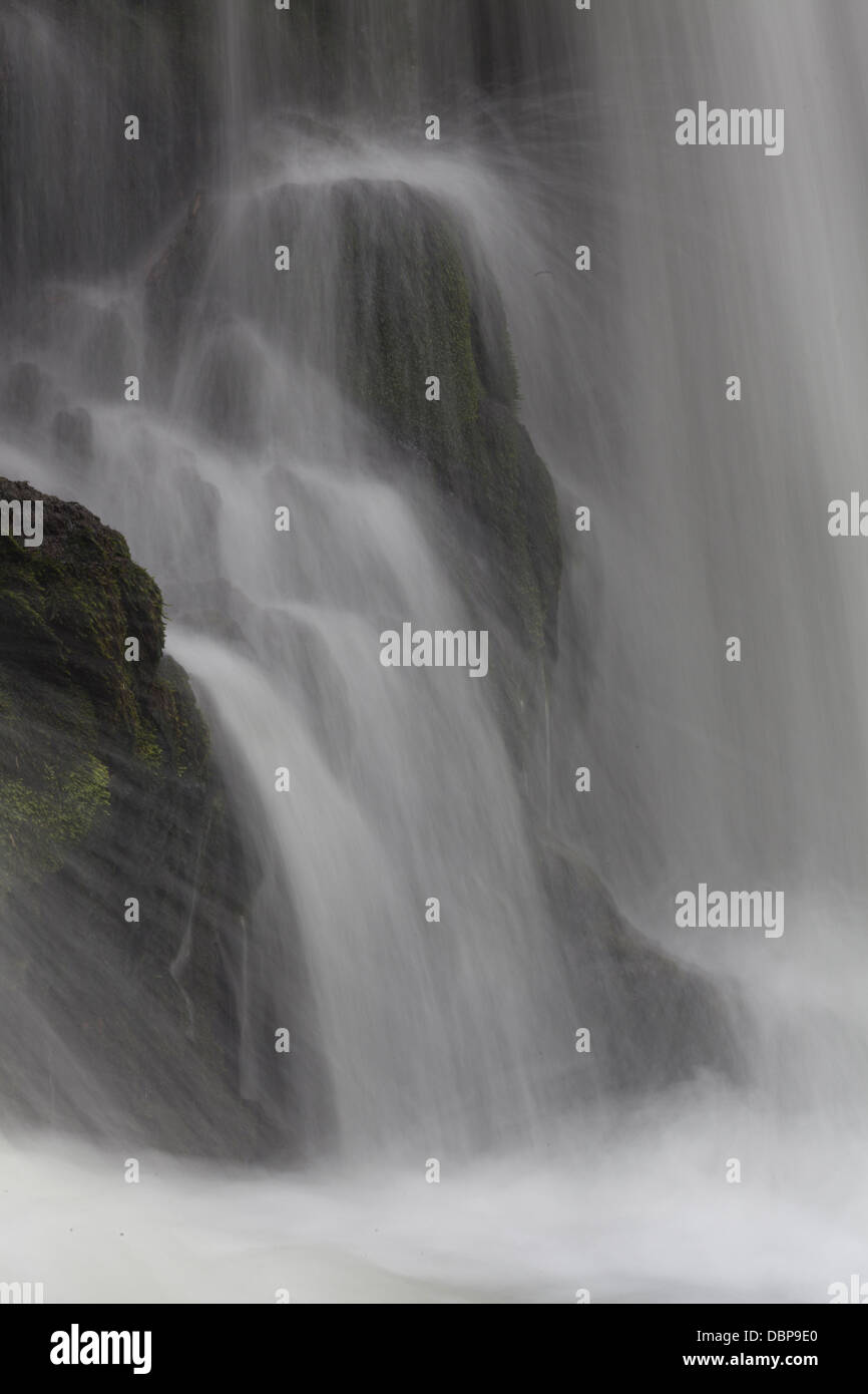 Cascade sur la rivière Wye, Derbyshire, long exposure Banque D'Images