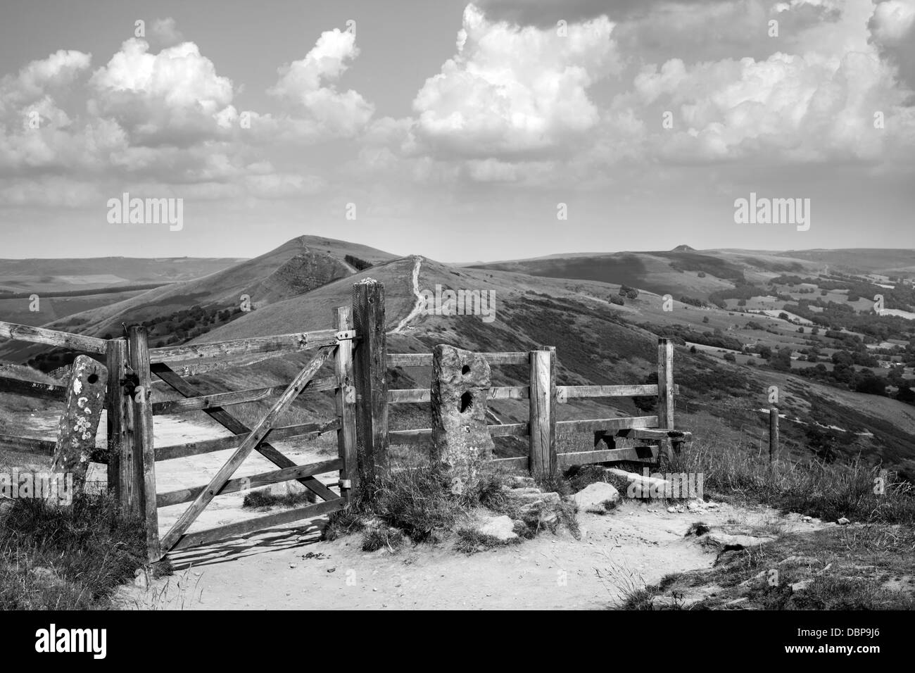 Gate et stile sur Mam Tor la grande crête, Castleton, Peak District, UK Banque D'Images