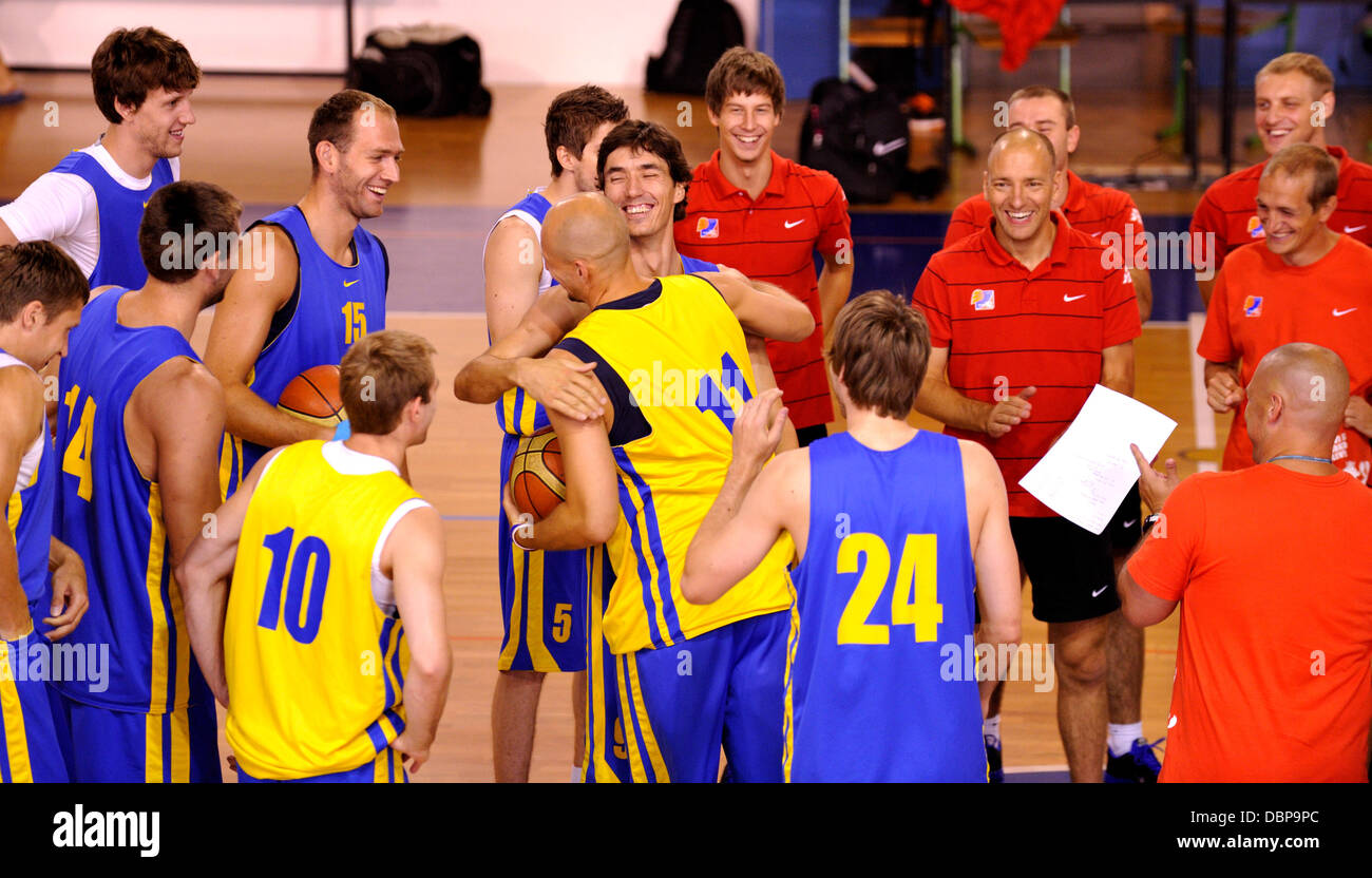L'équipe nationale de basket-ball tchèque représentée au cours de la formation pour les Championnats d'Europe à Trutnov, République tchèque le 2 août 2013. (CTK Photo/David Tanecek) Banque D'Images