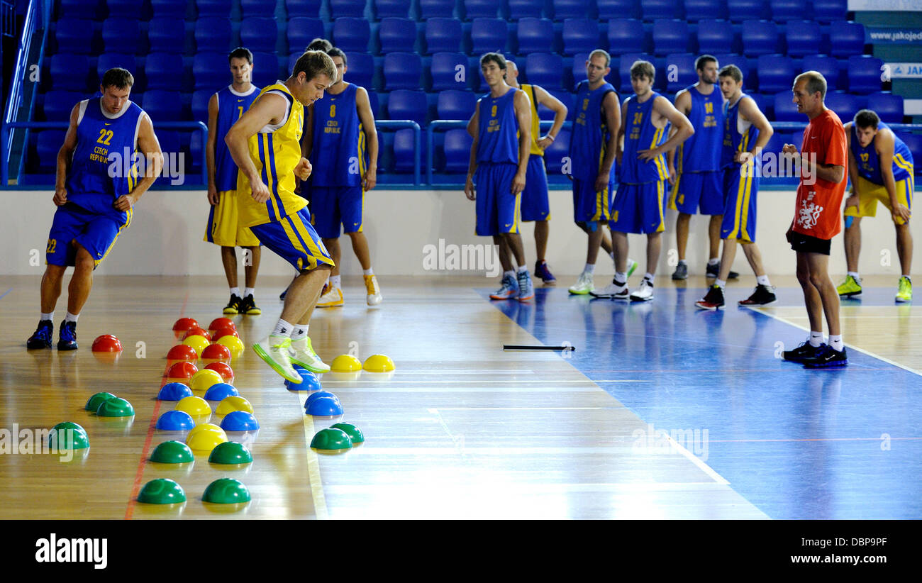 L'équipe nationale de basket-ball tchèque représentée au cours de la formation pour les Championnats d'Europe à Trutnov, République tchèque le 2 août 2013. (CTK Photo/David Tanecek) Banque D'Images