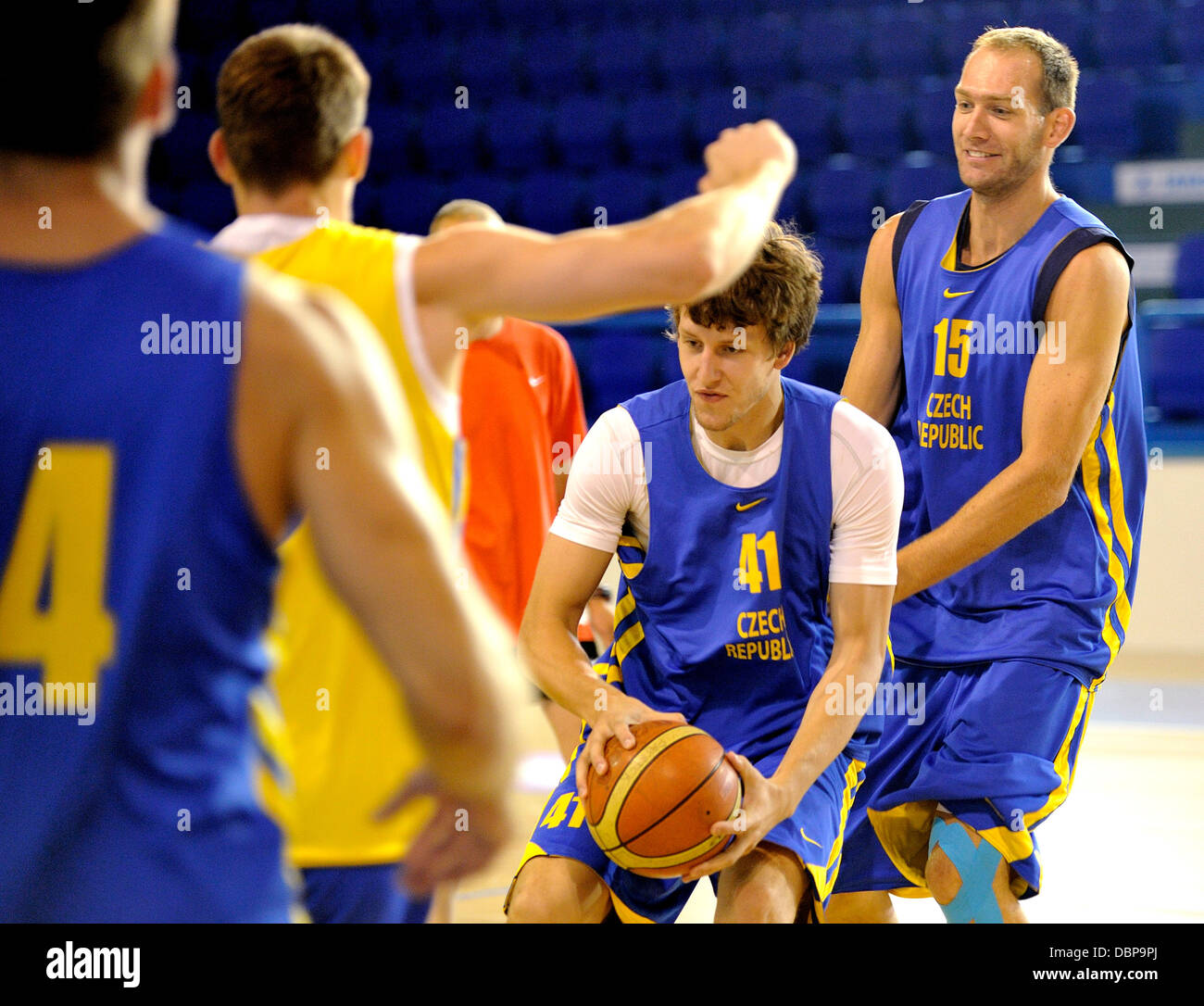 L'équipe nationale de basket-ball tchèque représentée au cours de la formation pour les Championnats d'Europe à Trutnov, République tchèque le 2 août 2013. À partir de la droite : Jakub Houska, Jan Vesely. (CTK Photo/David Tanecek) Banque D'Images