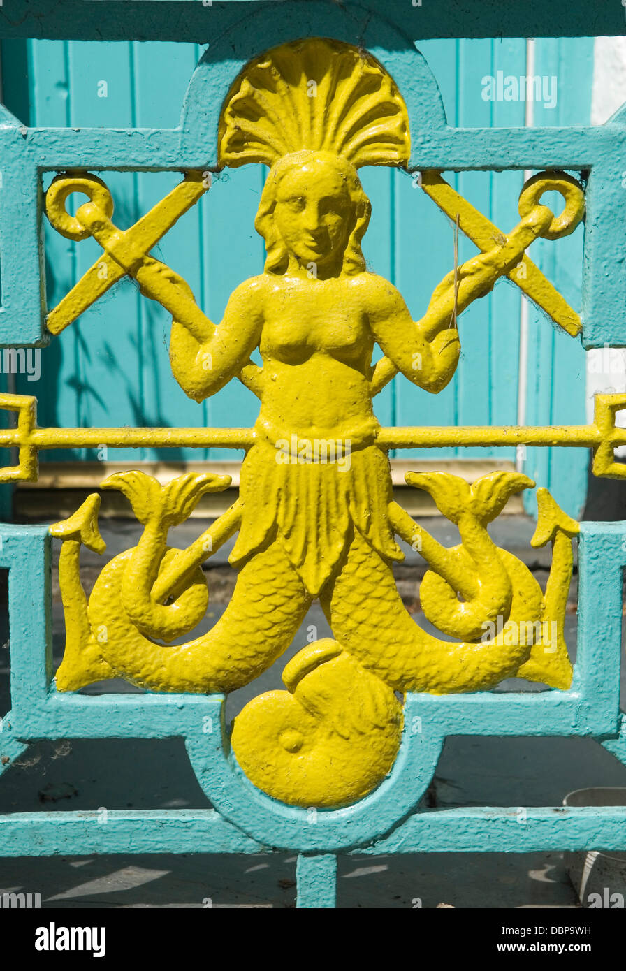 Mermaid design, une porte de jardin victorienne en fer forgé, Grande-Bretagne 2013 2010s UK HOMER SYKES Banque D'Images