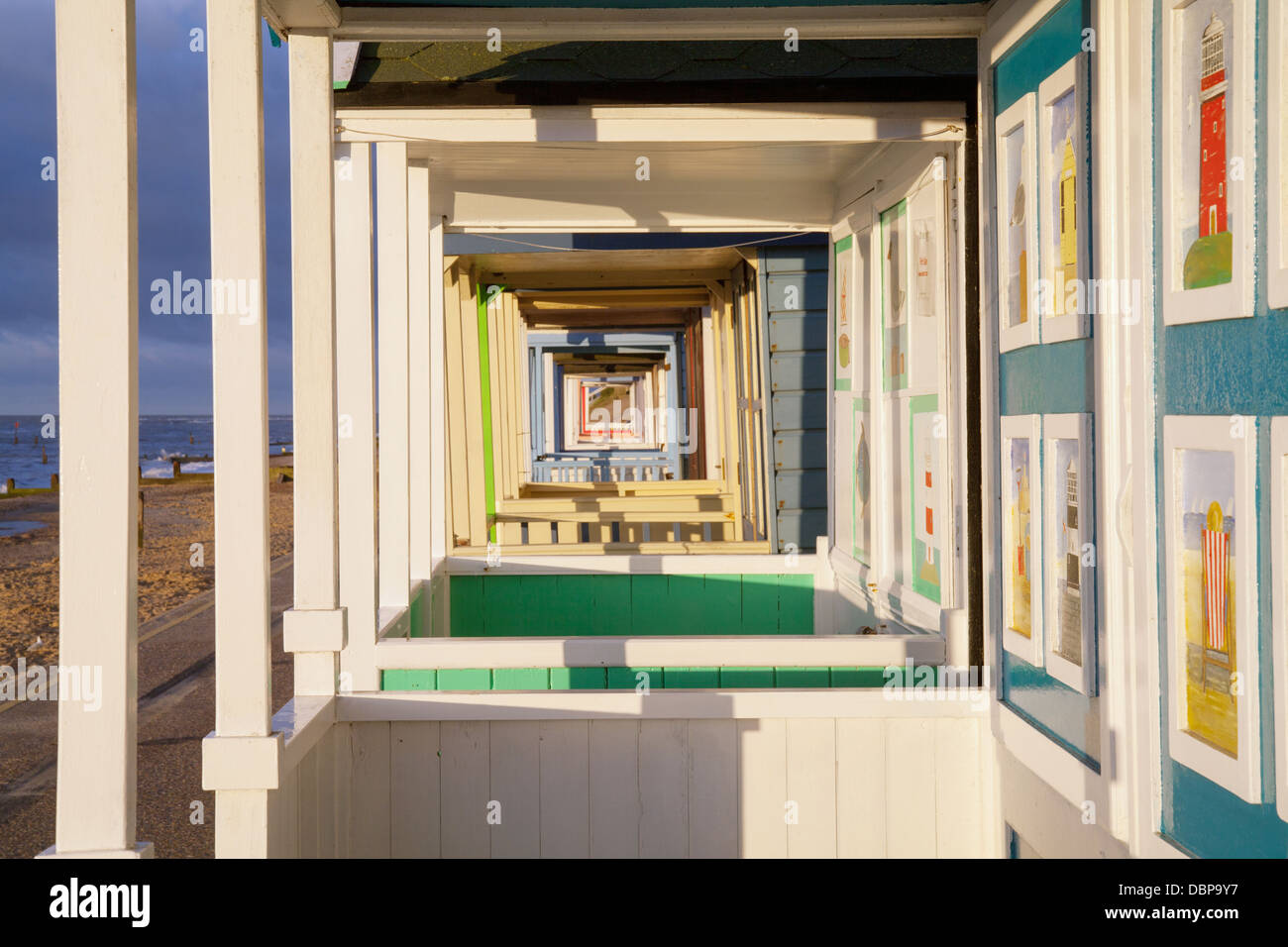 L'intérieur en regardant à travers les porces de beaucoup de cabanes de plage dans une grande longue ligne Southwold, Suffolk Banque D'Images
