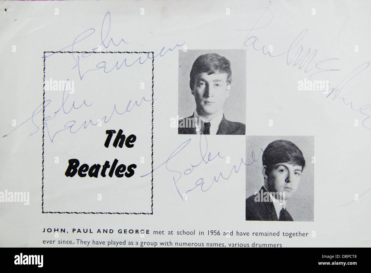 Etwall, Derbyshire, Royaume-Uni. 2 août 2013. Détail d'un Beatles authentifié programme en date du 16/03/63 d'un hôtel de ville de Sheffield concert qui, exceptionnellement, est signée trois fois par John Lennon et porte la signature de l'autre jeu de Fab Four aux enchères Hansons Auctioneers, Derbyshire. Contenant six des autographes, il a un prix de €1000-€1200. En bon état, il a été consigné à Hansons trois jour Antique & Collectors Vente aux enchères le 22, 23 et 24 août. Affichage de jour : 21/08/13. Banque D'Images