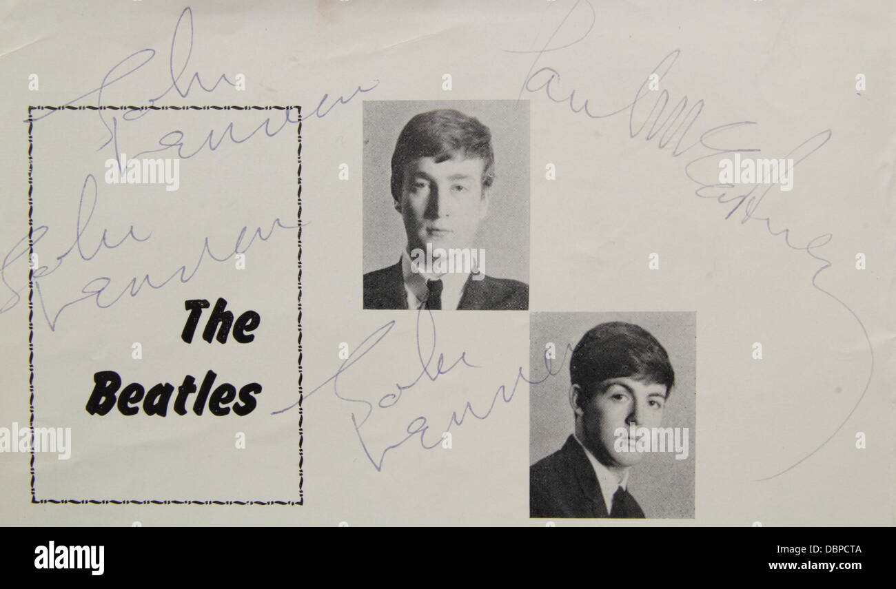 Etwall, Derbyshire, Royaume-Uni. 2 août 2013. Détail d'un Beatles authentifié programme en date du 16/03/63 d'un hôtel de ville de Sheffield concert qui, exceptionnellement, est signée trois fois par John Lennon et porte la signature de l'autre jeu de Fab Four aux enchères Hansons Auctioneers, Derbyshire. Contenant six des autographes, il a un prix de €1000-€1200. En bon état, il a été consigné à Hansons trois jour Antique & Collectors Vente aux enchères le 22, 23 et 24 août. Affichage de jour : 21/08/13. Banque D'Images