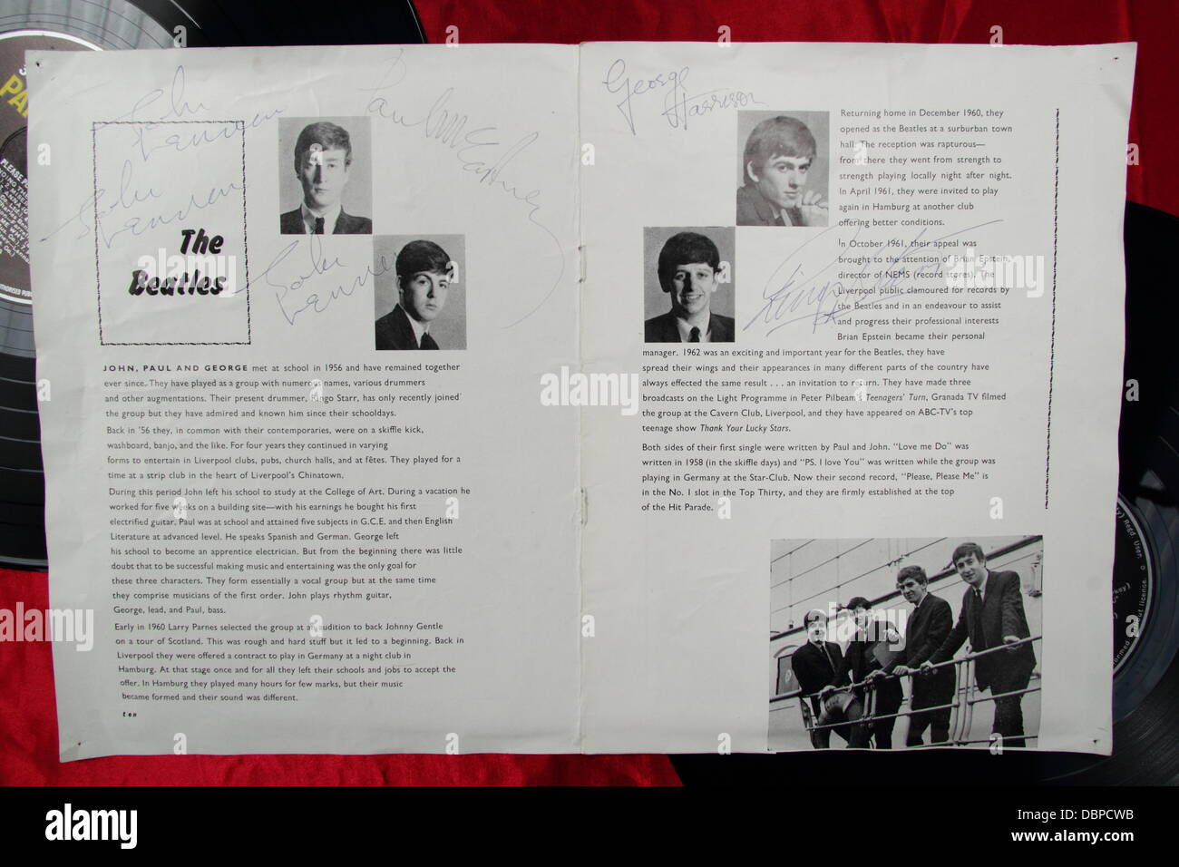 Etwall, Derbyshire, Royaume-Uni. 2 août 2013. Un programme Beatles authentifié en date du 16/03/63 d'un hôtel de ville de Sheffield concert qui, exceptionnellement, est signée trois fois par John Lennon et porte la signature de l'autre jeu de Fab Four aux enchères Hansons Auctioneers, Derbyshire. Contenant six des autographes, il a un prix de €1000-€1200. En bon état, il a été consigné à Hansons trois jour Antique & Collectors Vente aux enchères le 22, 23 et 24 août. Affichage de jour : 21/08/13. Banque D'Images