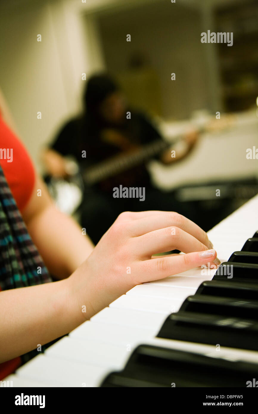 Girl (14-15) playing piano Banque D'Images