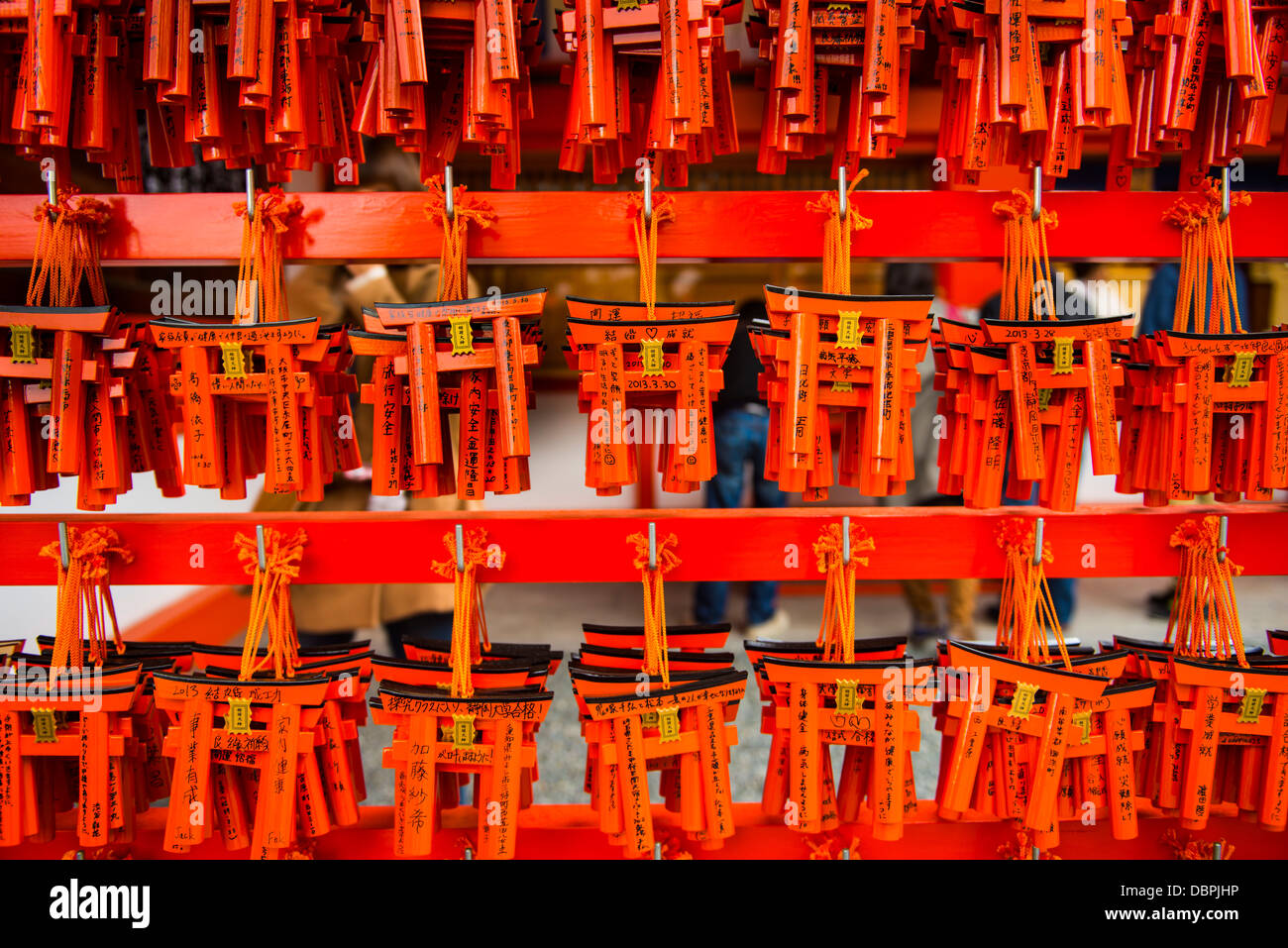 Souvenirs de la Portes de rouge sans fin du Sanctuaire Fushimi Inari de Kyoto, Kyoto, Japon, Asie Banque D'Images
