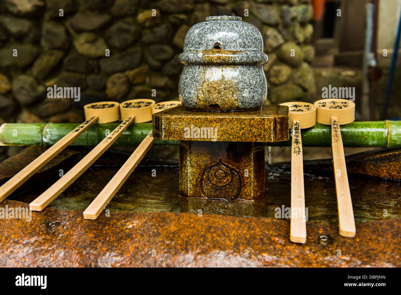 Le balancier dans l'eau rouge sans fin des portes du Sanctuaire Fushimi Inarii de Kyoto, Kyoto, Japon, Asie Banque D'Images