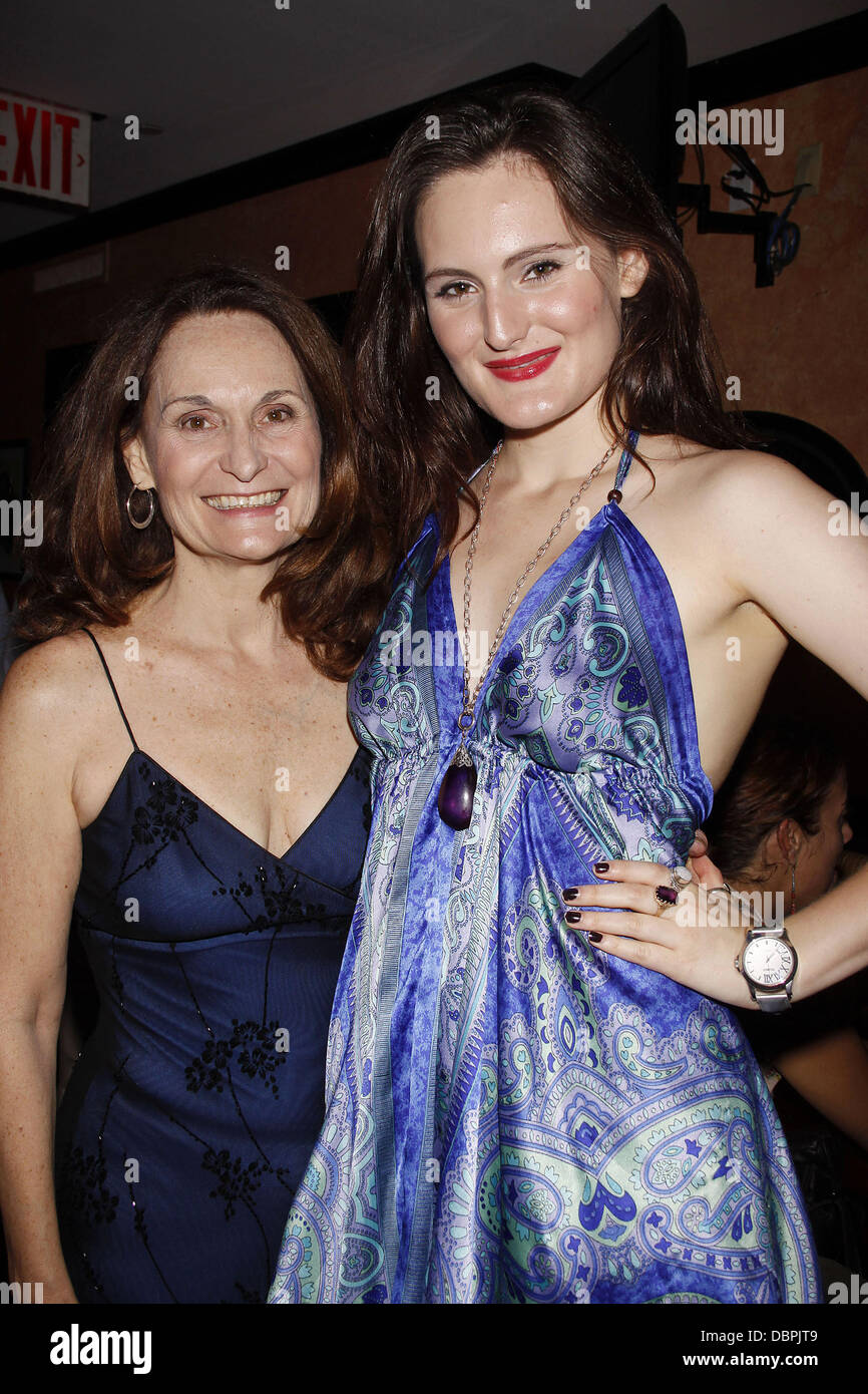 Beth Grant et sa fille, l'actrice Mary Chieffo après la soirée d'ouverture pour la partie production Off-Broadway de 'trucs le diable m'a enseigné" tenue à Gossip Bar et Restaurant. La ville de New York, USA - 18.08.11 Banque D'Images