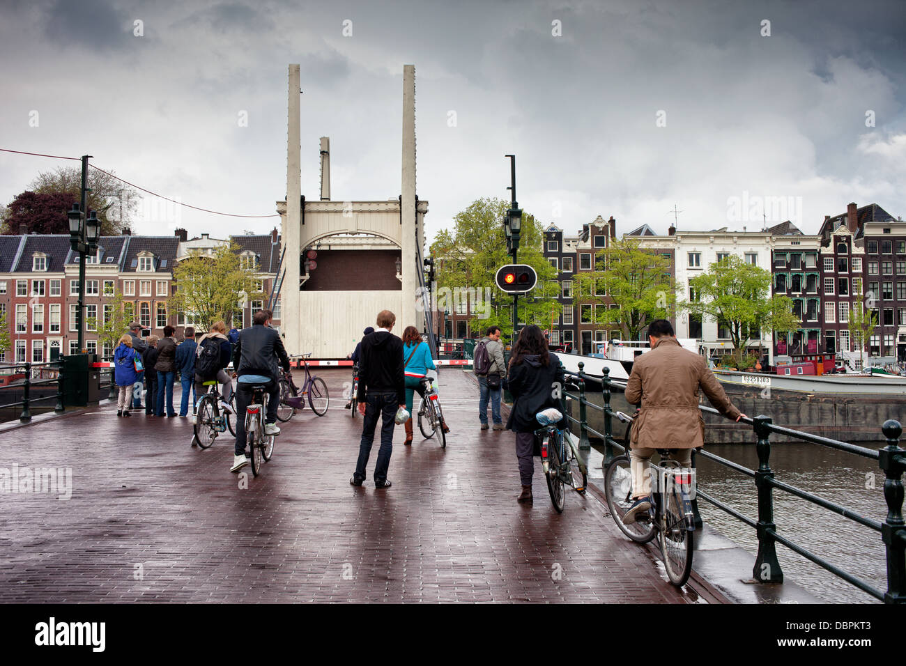 Les gens qui attendent sur le pont Maigre levée (néerlandais : Magere Brug)  sur la rivière Amstel à Amsterdam, Hollande, Pays-Bas Photo Stock - Alamy