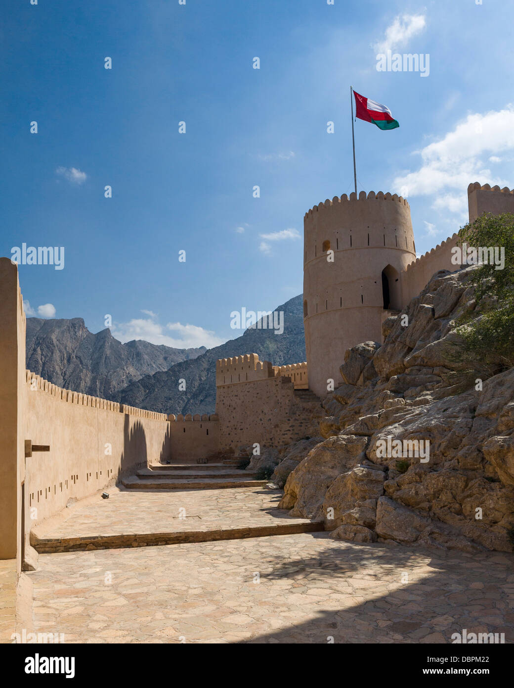 À l'intérieur des murs de l'ancien fort de Nakhal dans l'Ouest de montagnes Hajar d'Oman, au Moyen-Orient Banque D'Images