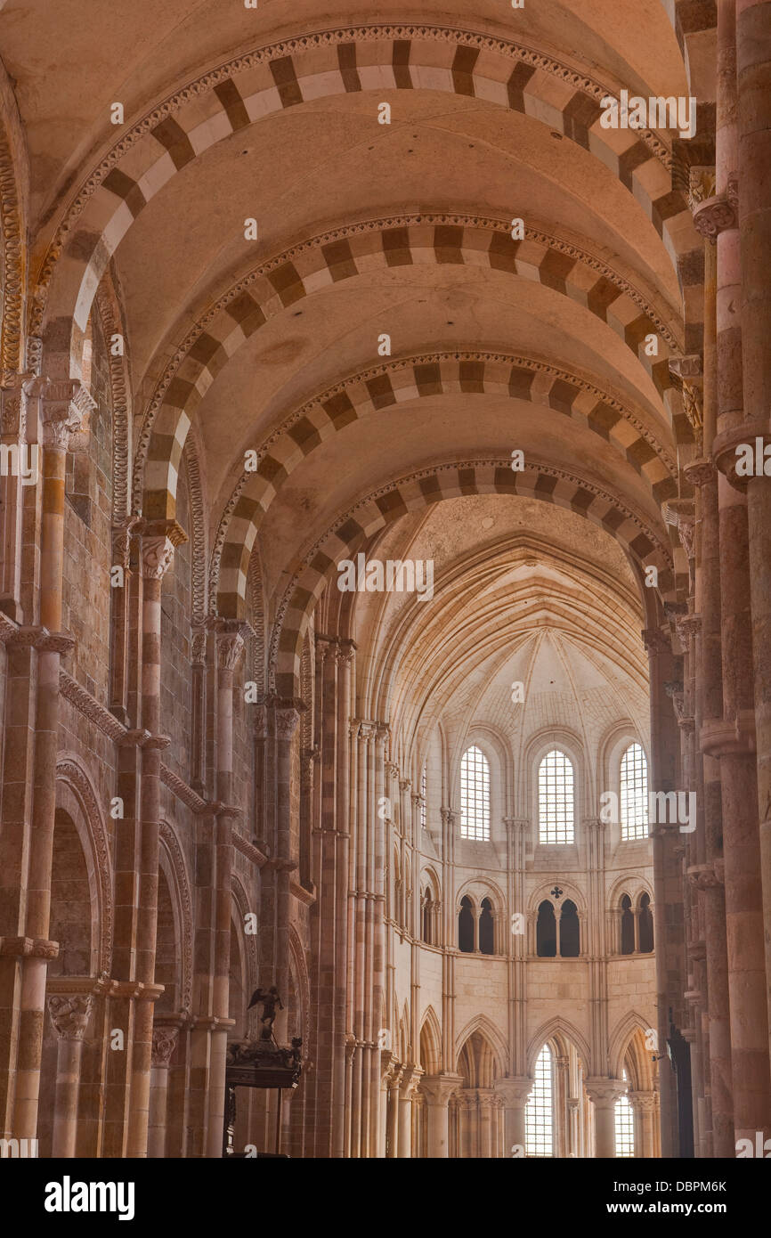 La nef de la Basilique Sainte-Marie-Madeleine, Vezelay, Yonne, Bourgogne, France, Europe Banque D'Images