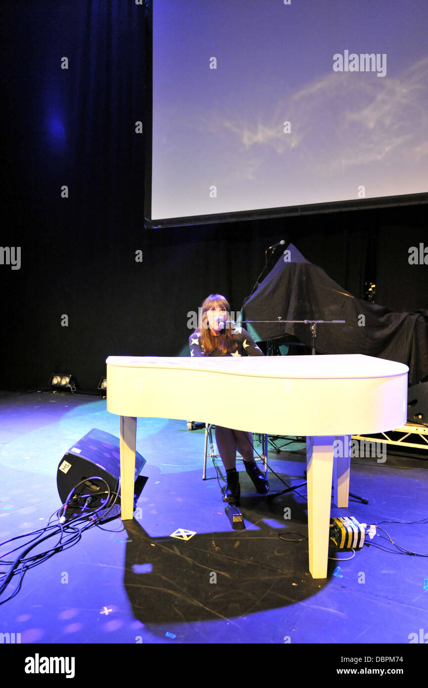 Vikki Stone au ventre le lancement presse, Edinburgh Fringe Festival 2013 Banque D'Images