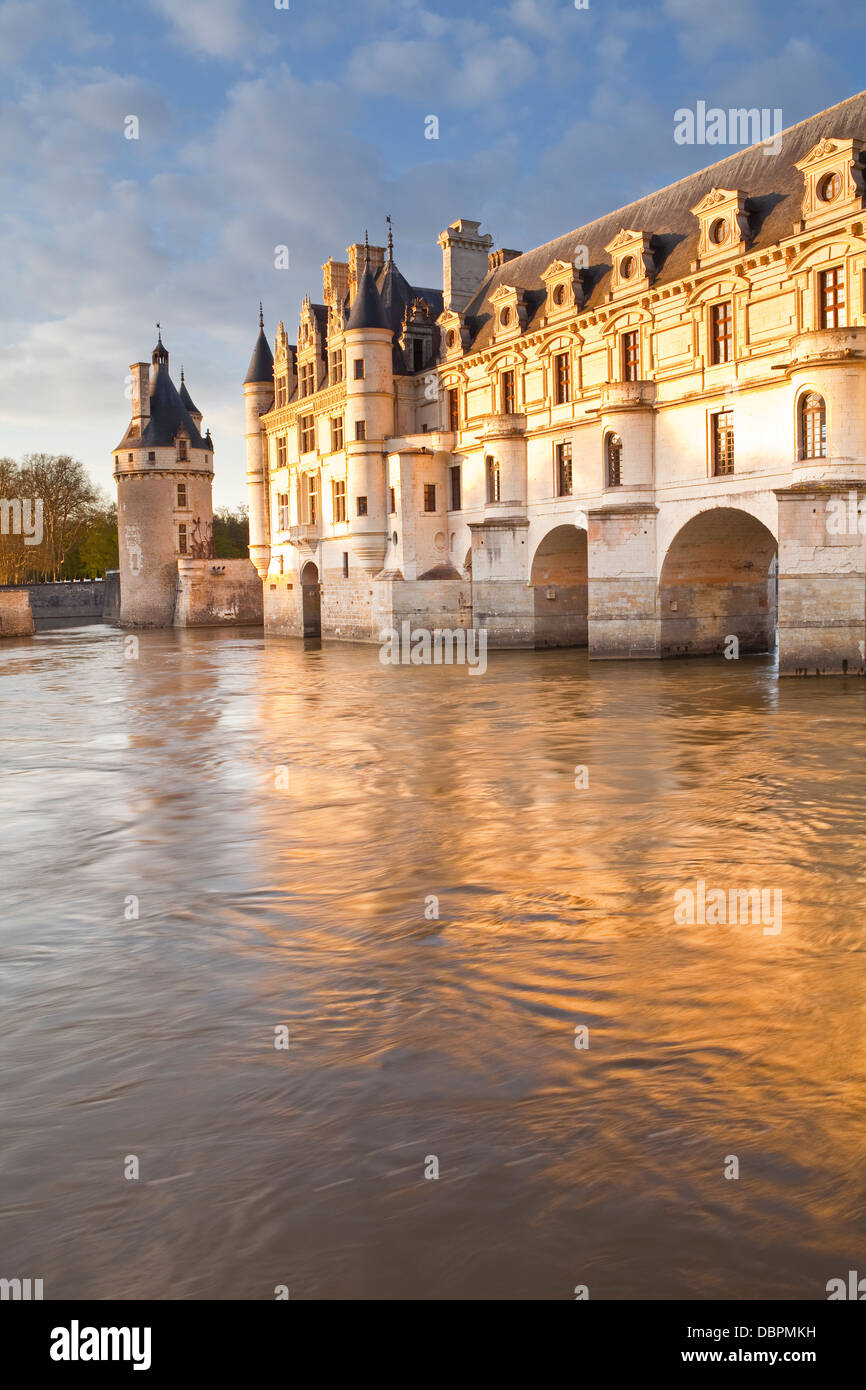 La rivière du Cher et le château de Chenonceau illuminé par le soleil couchant, Indre-et-Loire, Centre, France, Europe Banque D'Images