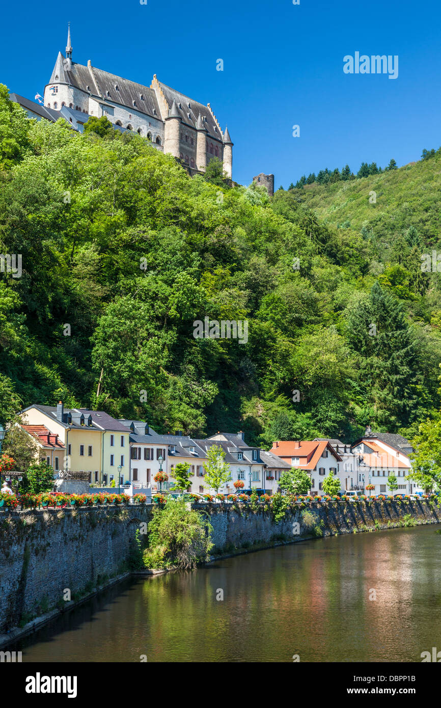 Vue sur le château de Vianden au Luxembourg, à partir de la rivière Nos ci-dessous. Banque D'Images