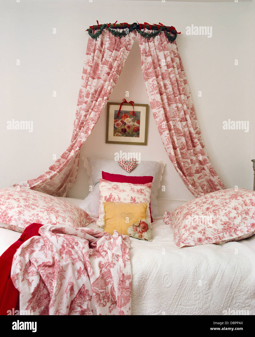 Coronet avec toile rose-de-Jouy rideaux au-dessus de lit avec couette  blanche et toile-de-Jouy coussins et jeter Photo Stock - Alamy