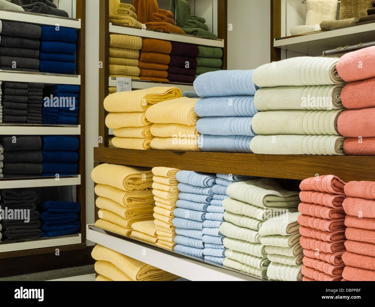 Macy's Home Department, des piles de serviettes, NYC, USA Banque D'Images