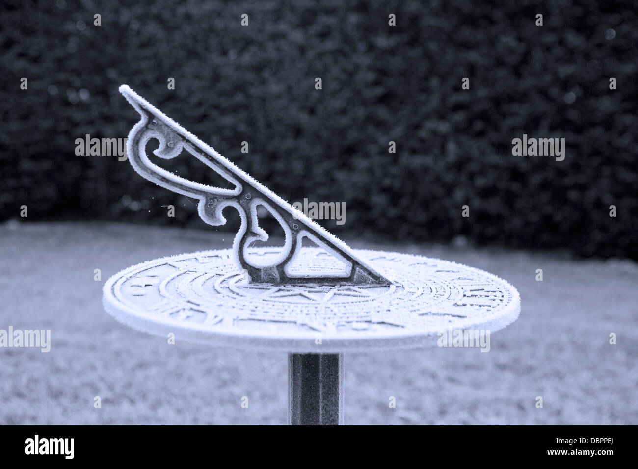 Cadran solaire sur un matin glacial froid Banque D'Images