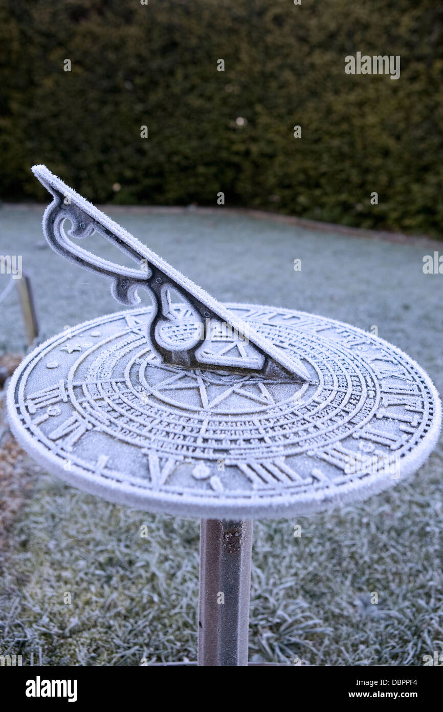 Cadran solaire sur un matin glacial froid Banque D'Images