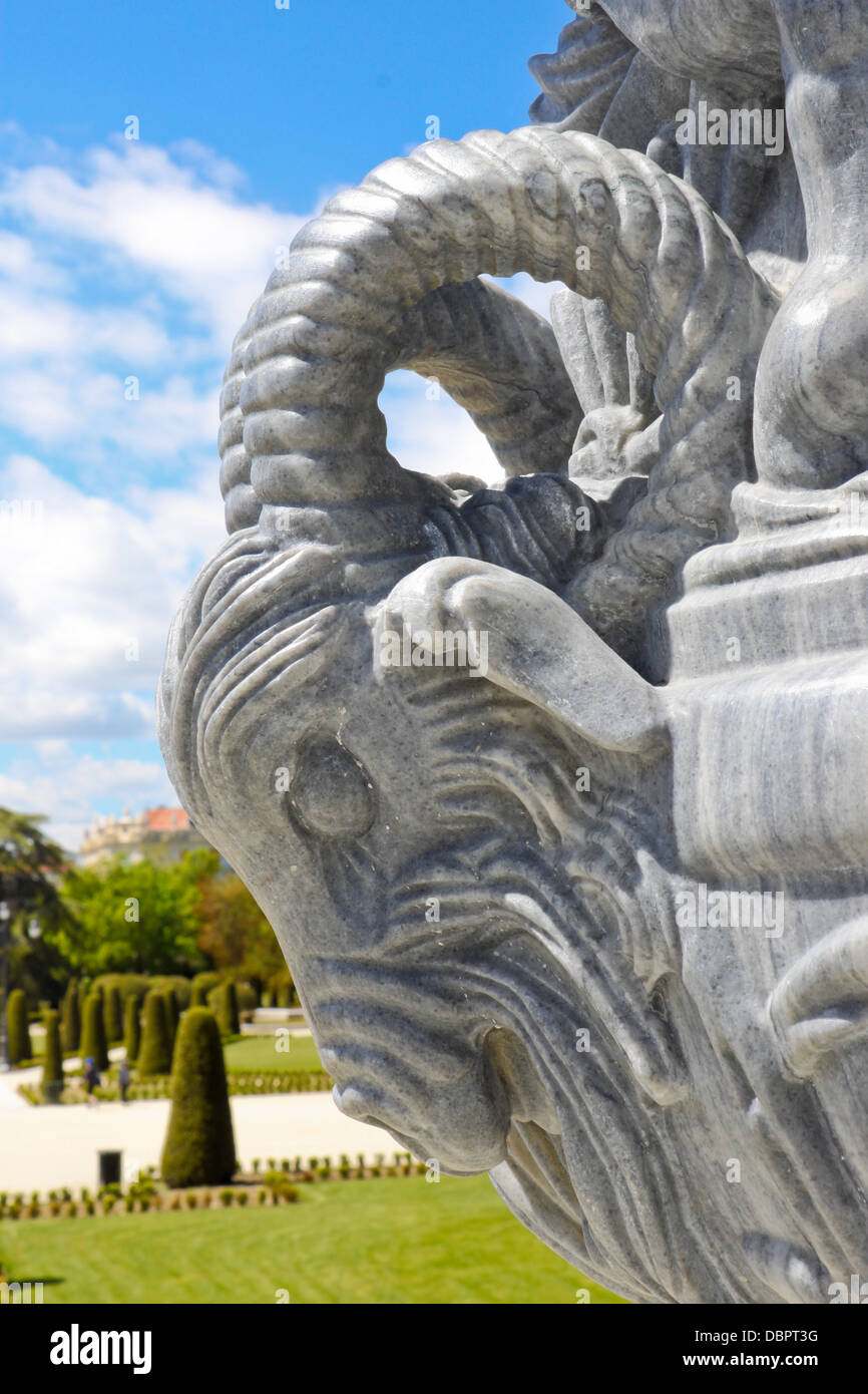 Tête de chèvre sur un vase en pierre décorative dans le parc du Retiro, Madrid Banque D'Images