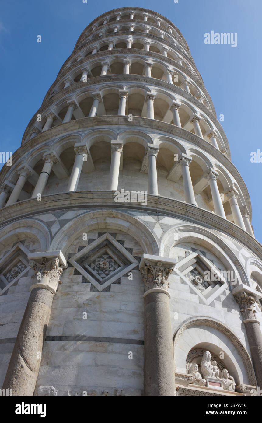 Célèbre Tour Penchée de Pise tourné sur l'angle de la piazza dei Miracoli. Banque D'Images