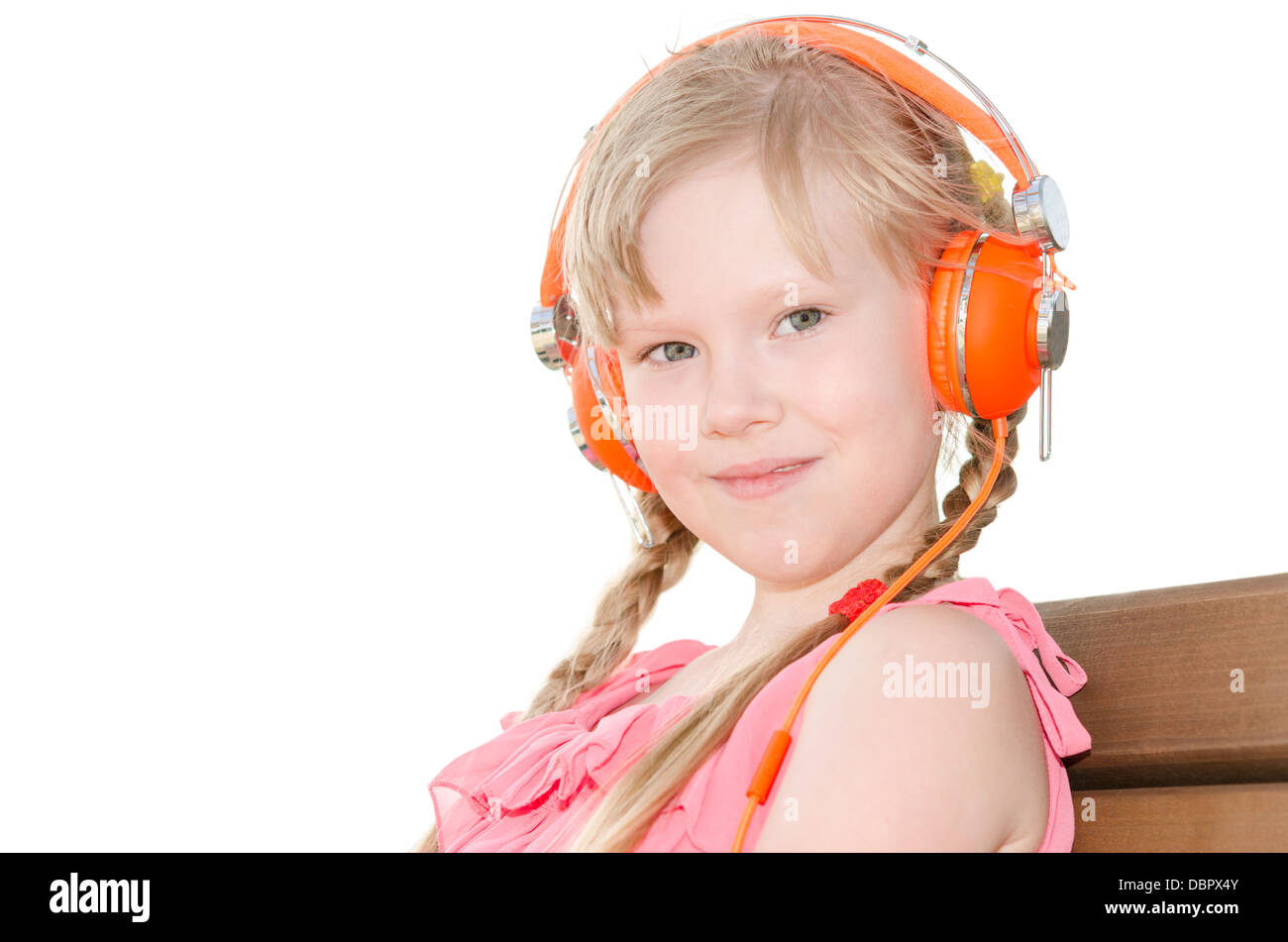 Fille avec des tresses souriant assis sur le banc et l'écoute des leçons de langue en headphones isolated on white Banque D'Images