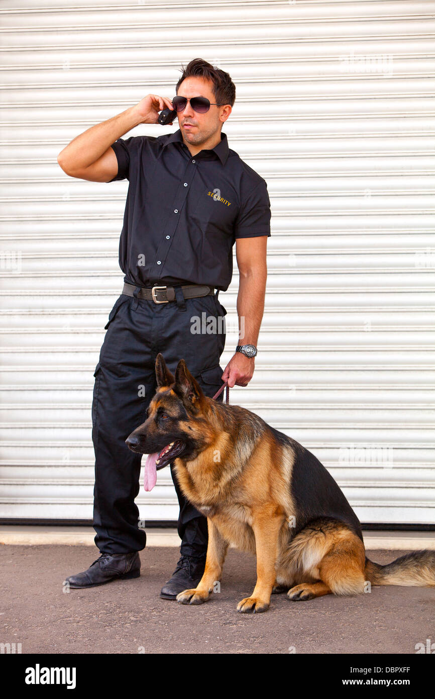 Gardien de sécurité avec chien de garde Berger Allemand Banque D'Images