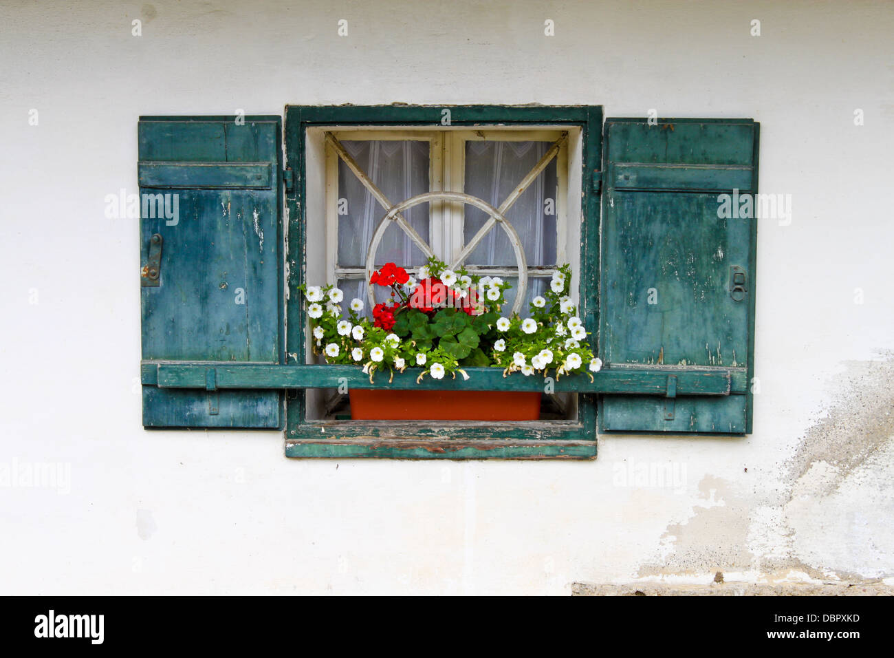 Fenêtres d'une maison sur colline Kapuzinerberg, Salzbourg, Autriche Banque D'Images Fenêtres d'une maison sur colline Kapuzinerberg, Salzbourg, Autriche Banque D'Images