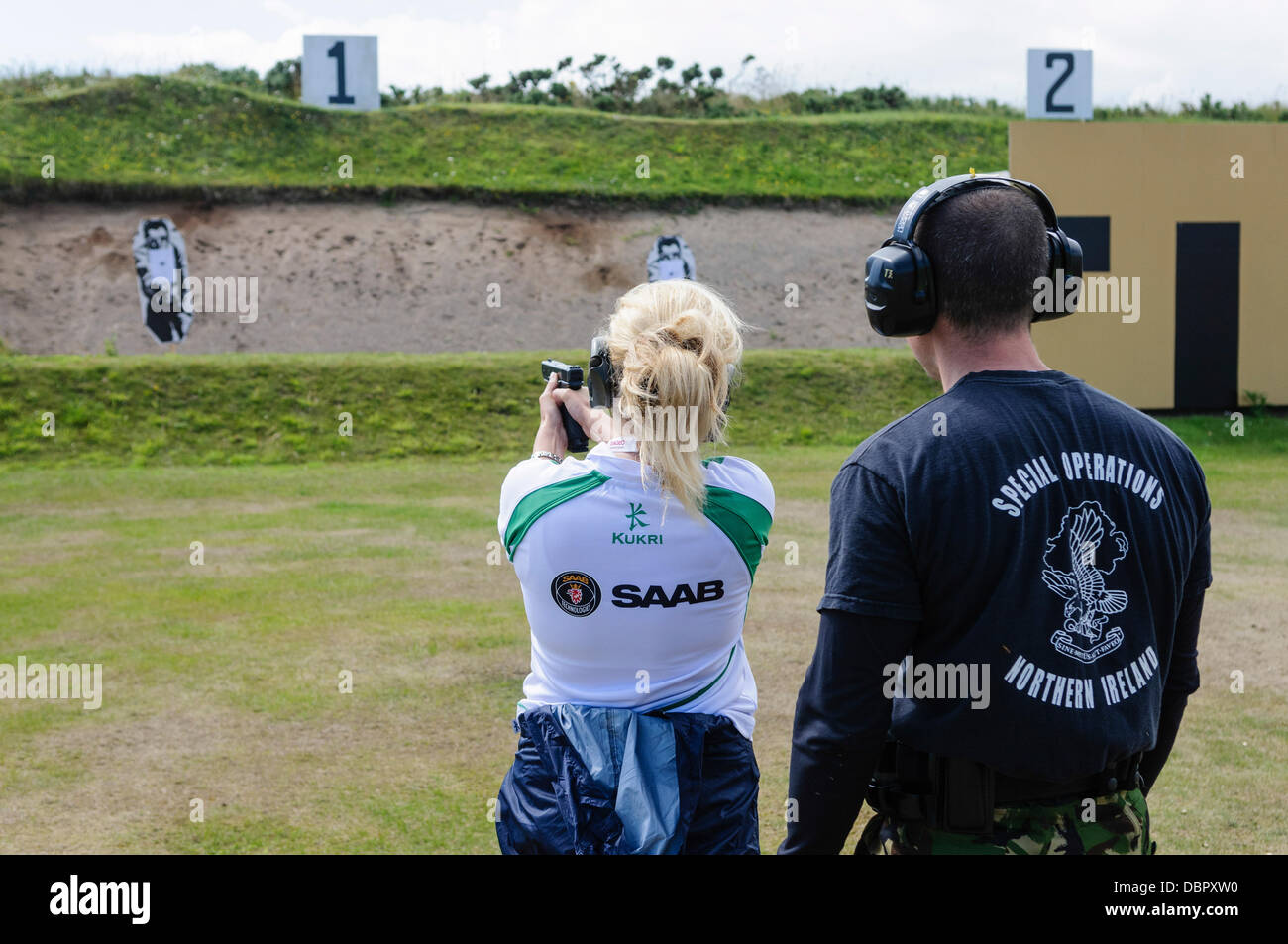 Ballykinlar, Irlande du Nord. 2 Août 2013 - Une femme de défense Saab tire un pistolet Glock 19 en vertu de l'instruction d'un formateur d'armes à feu PSNI Crédit : Stephen Barnes/Alamy Live News Banque D'Images