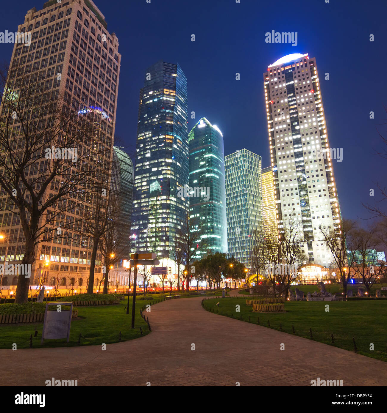 Light trails sur rue avec arrière-plan bâtiment moderne à Shanghai, Chine Banque D'Images