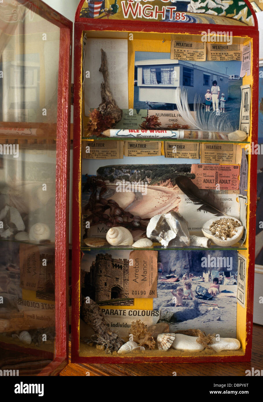 Close-up of old glass-/armoire avec collection de petits tableaux et d'objets trouvés sur les étagères Banque D'Images