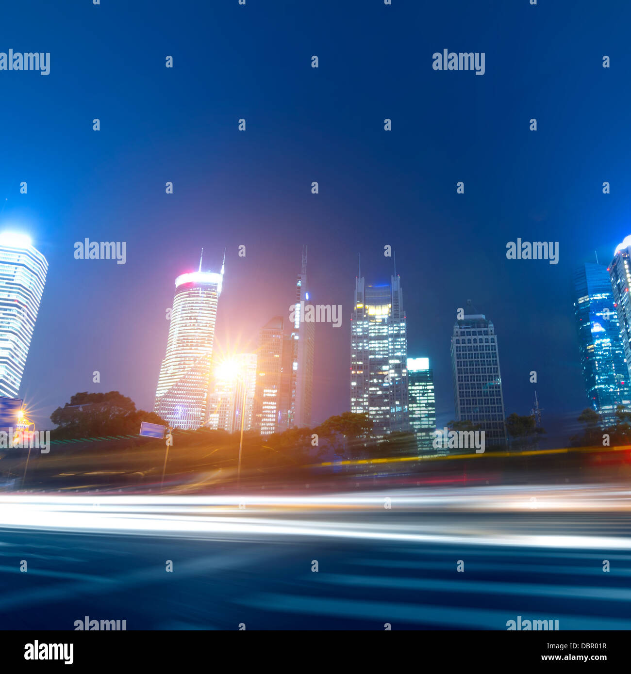 Light trails sur rue avec arrière-plan bâtiment moderne à Shanghai, Chine Banque D'Images
